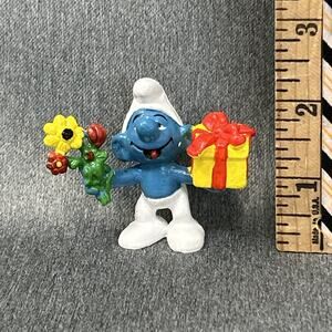 Vintage 1980s Schleich Peyo Smurf Figurine Giving Flowers & Gift Box Collectable